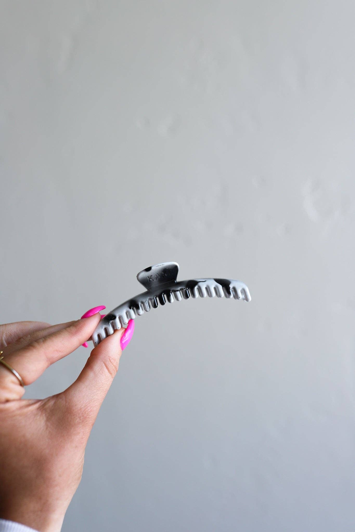 SHINY MIDI HOLD EVERYTHING CLAW ( 24 COLORS ): COW PRINT