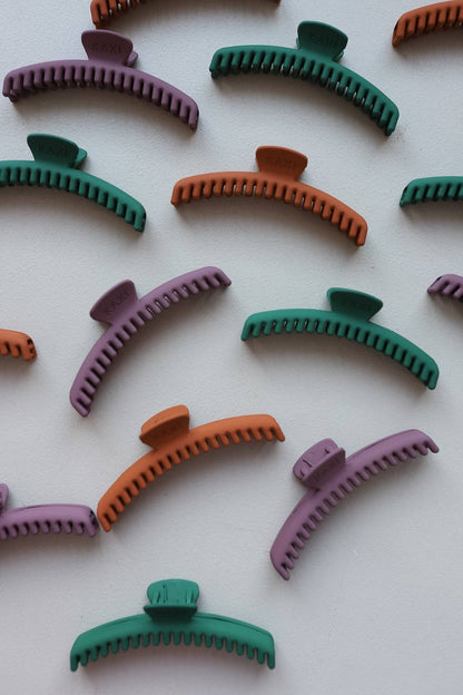 Midi Hold Everything Claw – Matte Finish: EMERALD GREEN